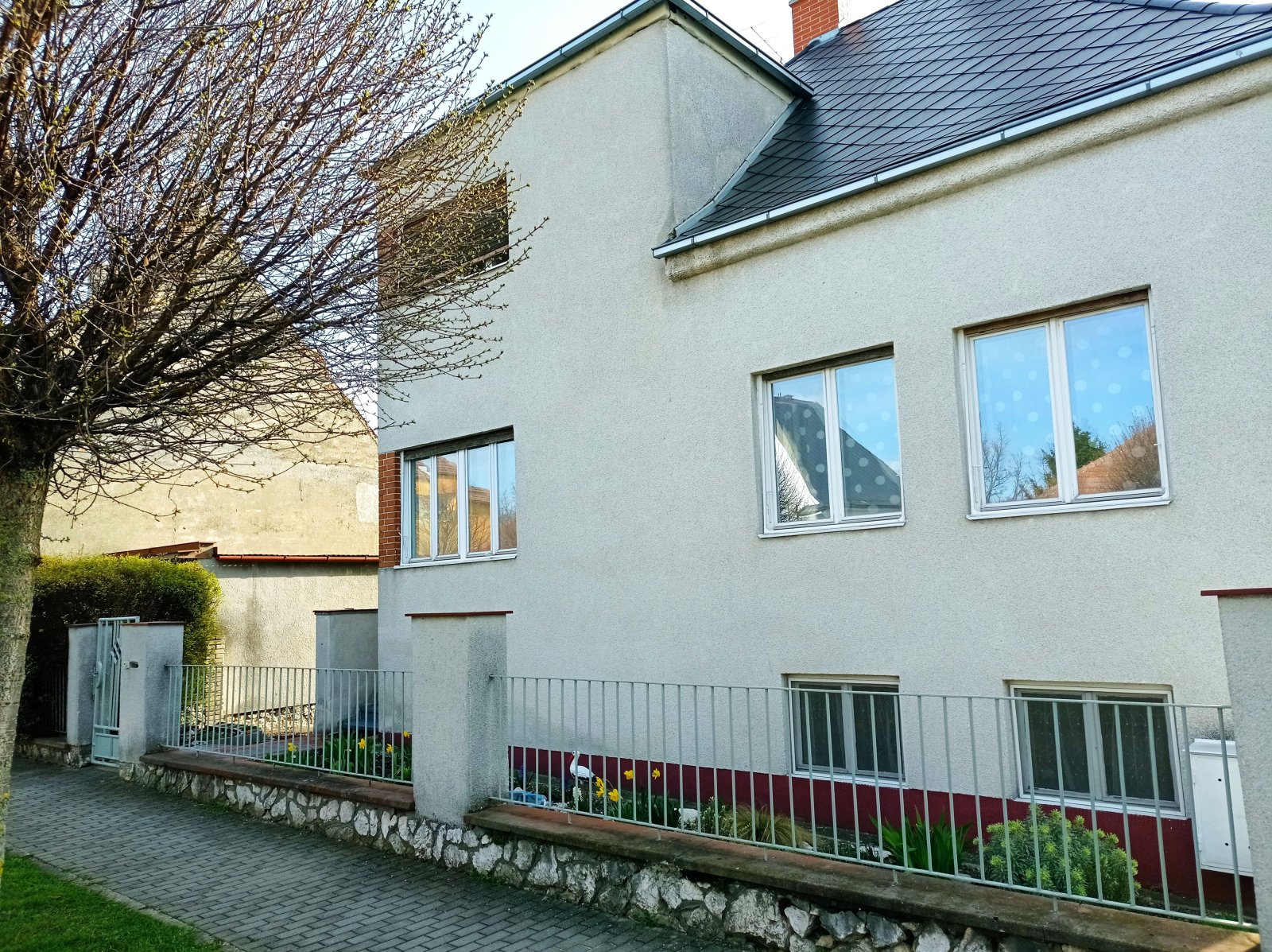 Prostorná vila se dvěma byty, garáží a krásnou zahradou v Mikulově. - Obrázek 3