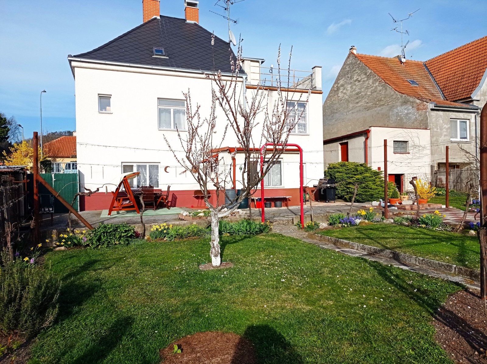 Prostorná vila se dvěma byty, garáží a krásnou zahradou v Mikulově. - Obrázek 28