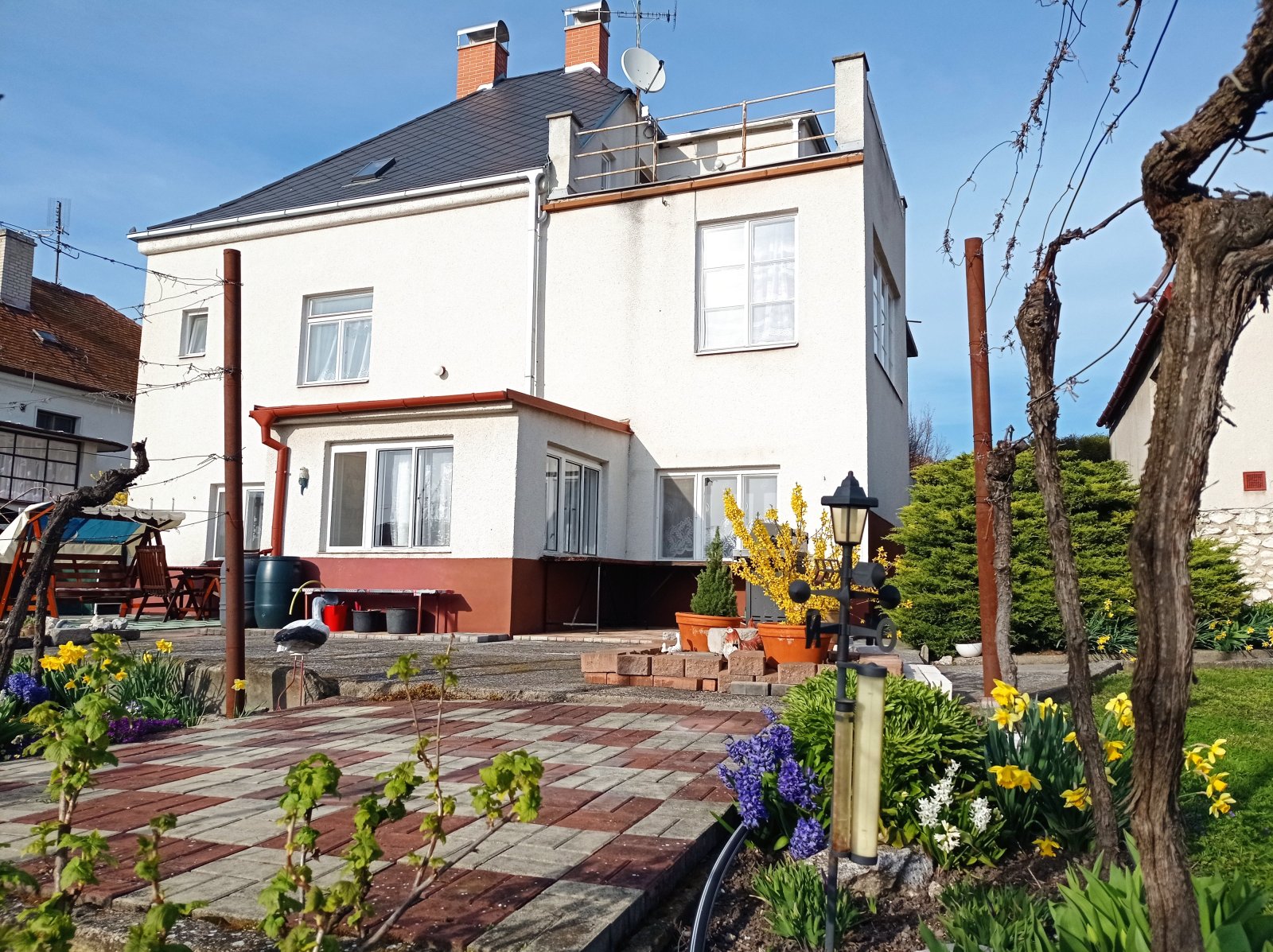 Prostorná vila se dvěma byty, garáží a krásnou zahradou v Mikulově. - Obrázek 15