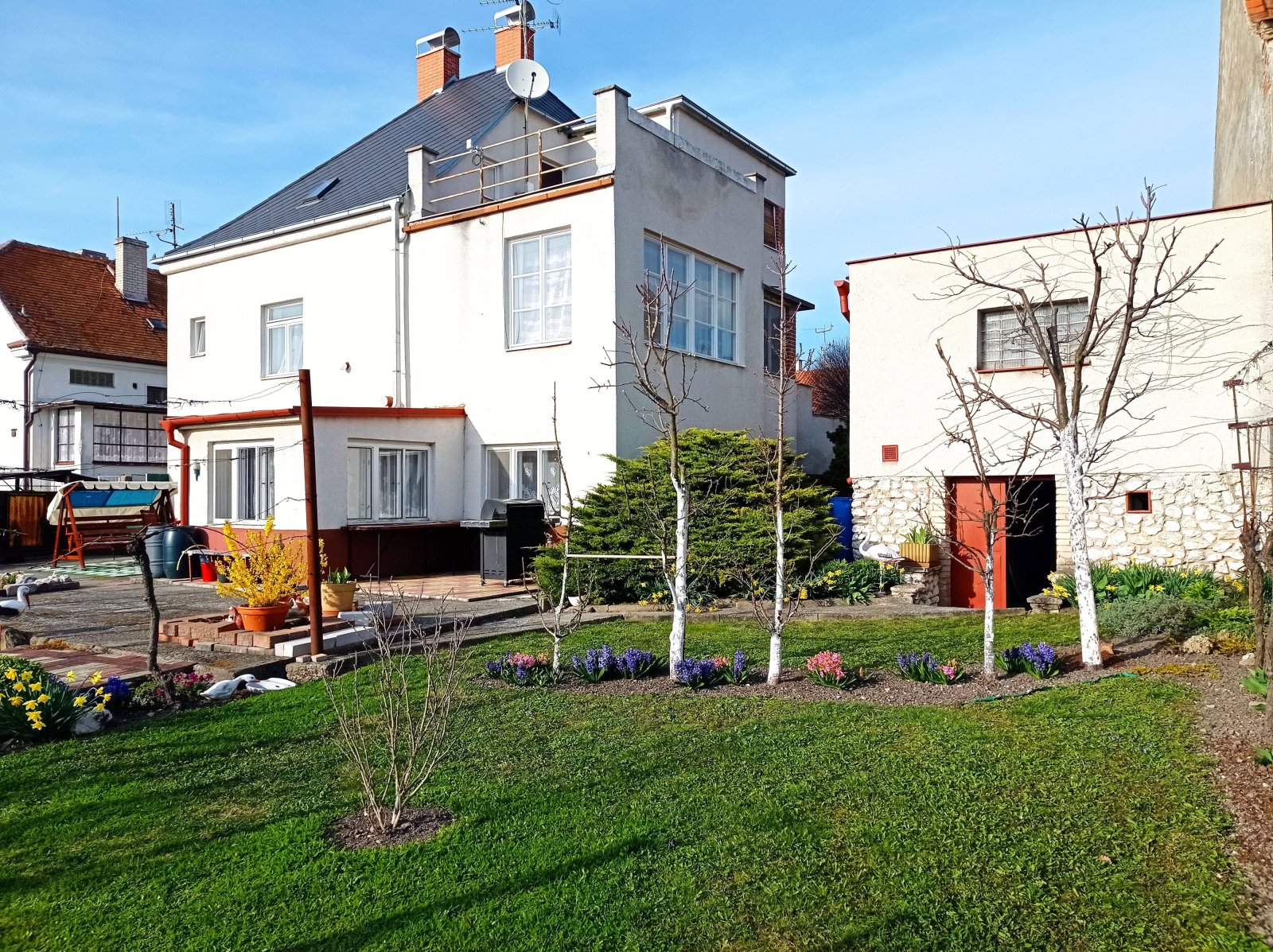 Prostorná vila se dvěma byty, garáží a krásnou zahradou v Mikulově. - Obrázek 4