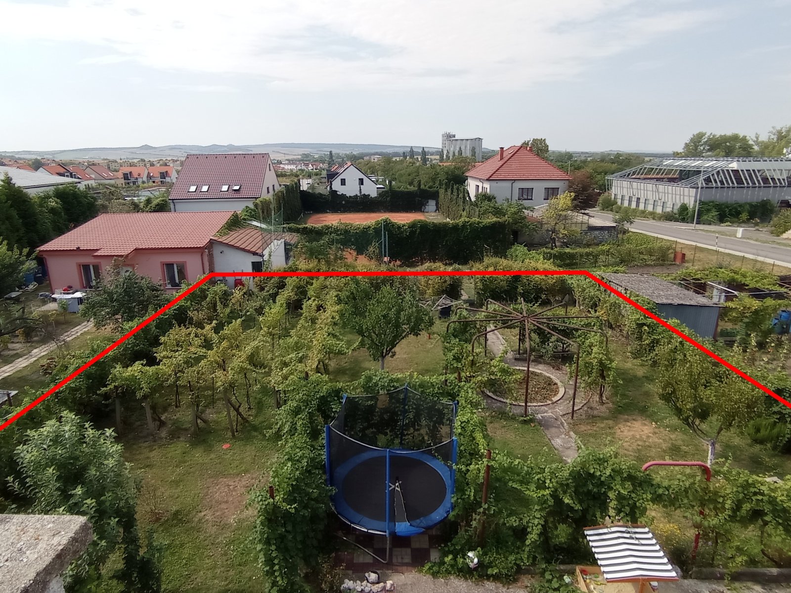 Prostorná vila se dvěma byty, garáží a krásnou zahradou v Mikulově. - Obrázek 27