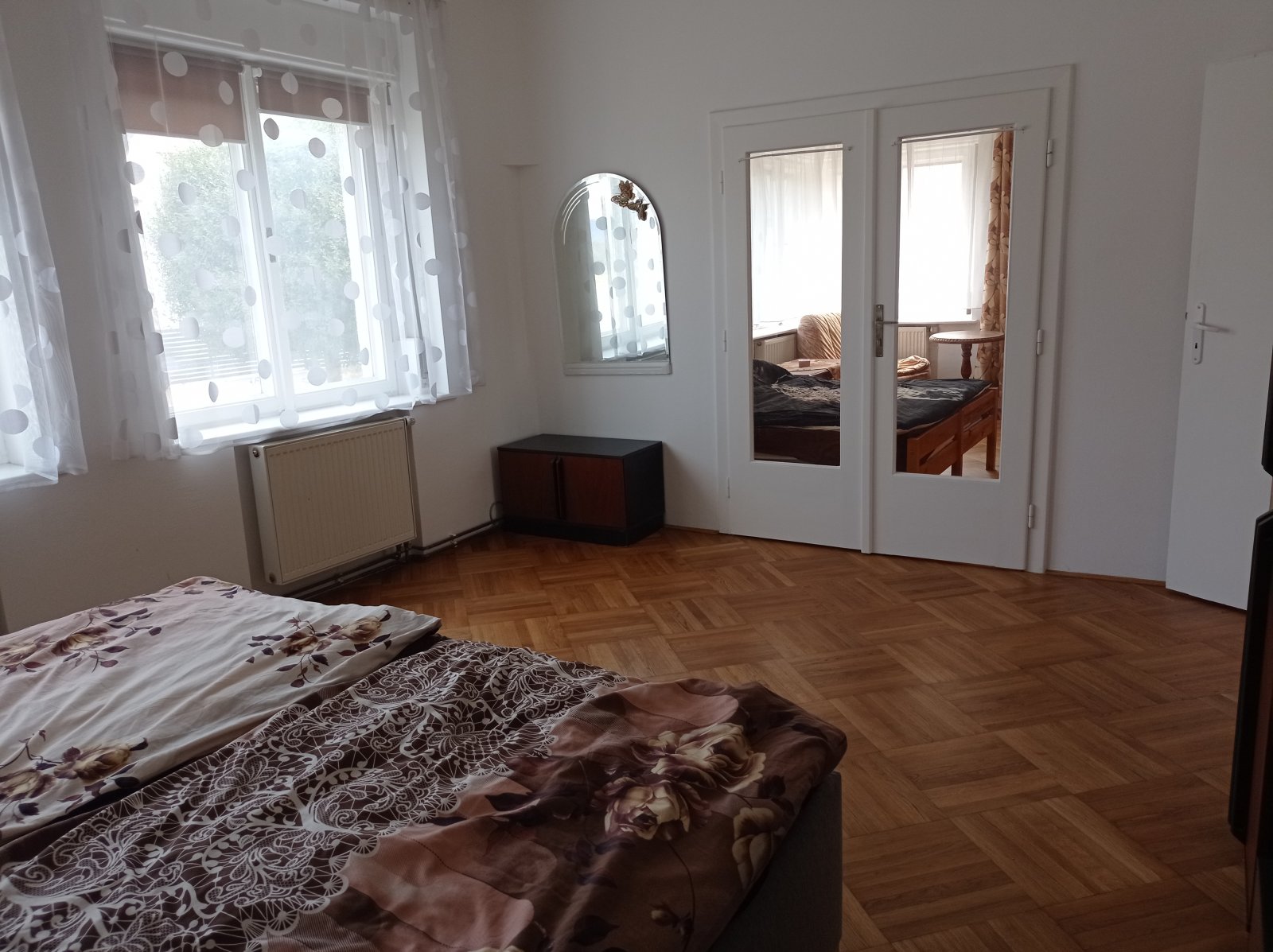 Prostorná vila se dvěma byty, garáží a krásnou zahradou v Mikulově. - Obrázek 9