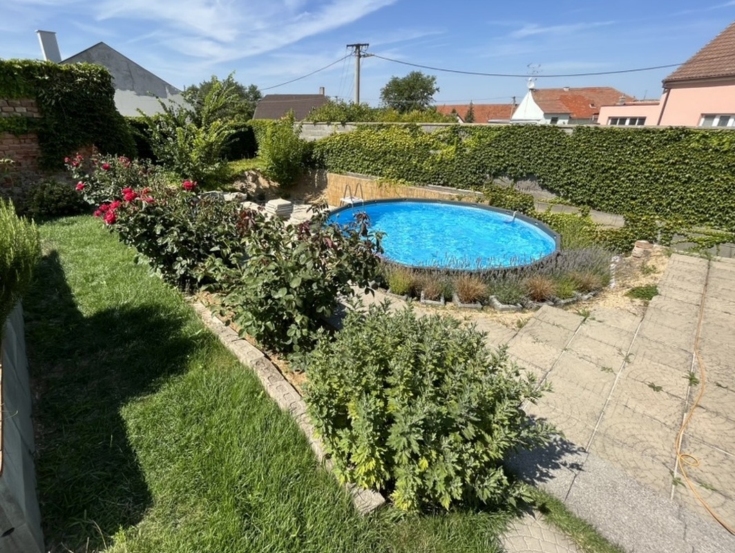 Stavební pozemek v centru městyse Drnholec - Obrázek 2