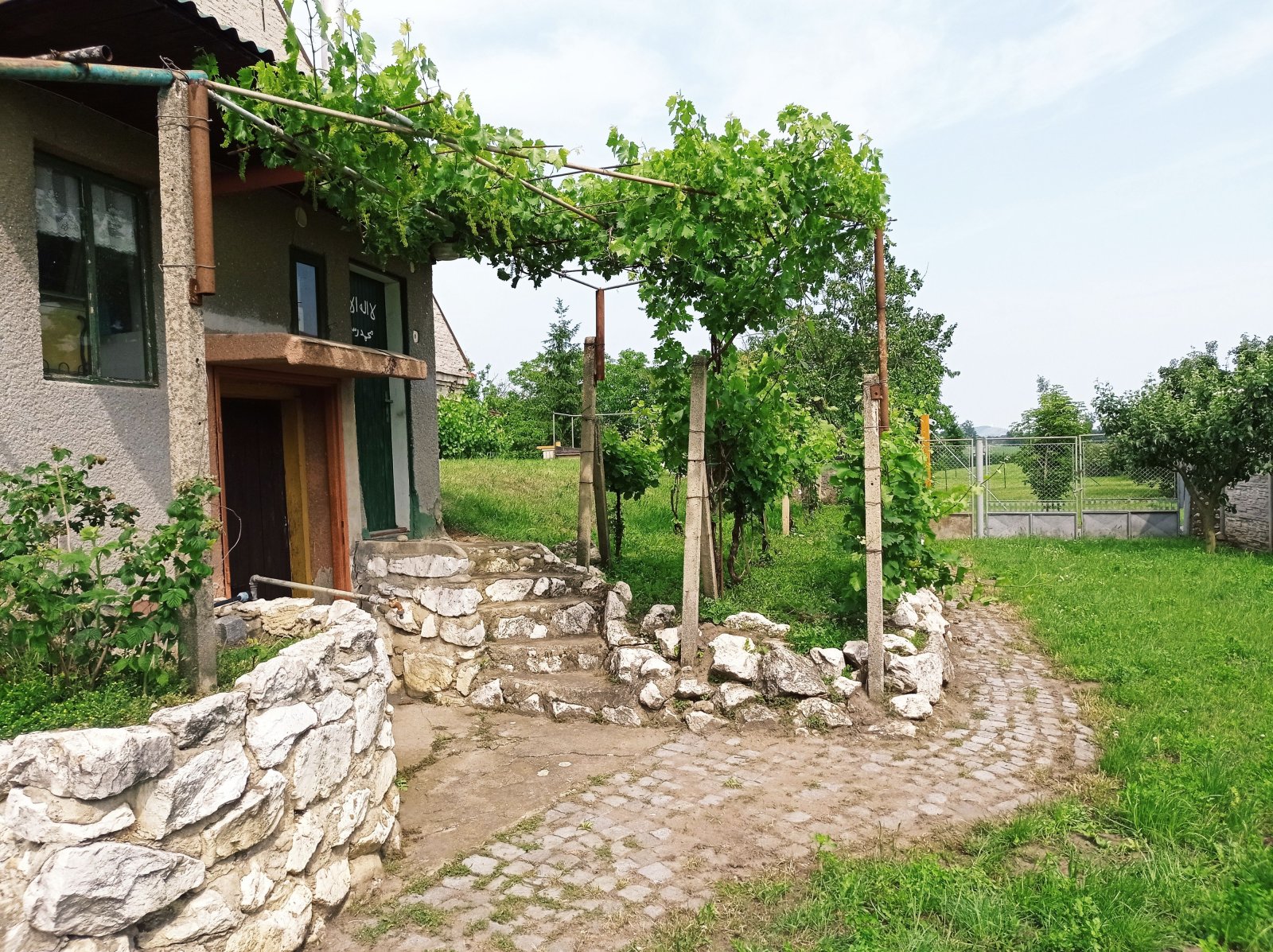 Řadový rodinný dům s garáží, vinným sklepem a rozlehlou zahradou v obci Dobré Pole. - Obrázek 24