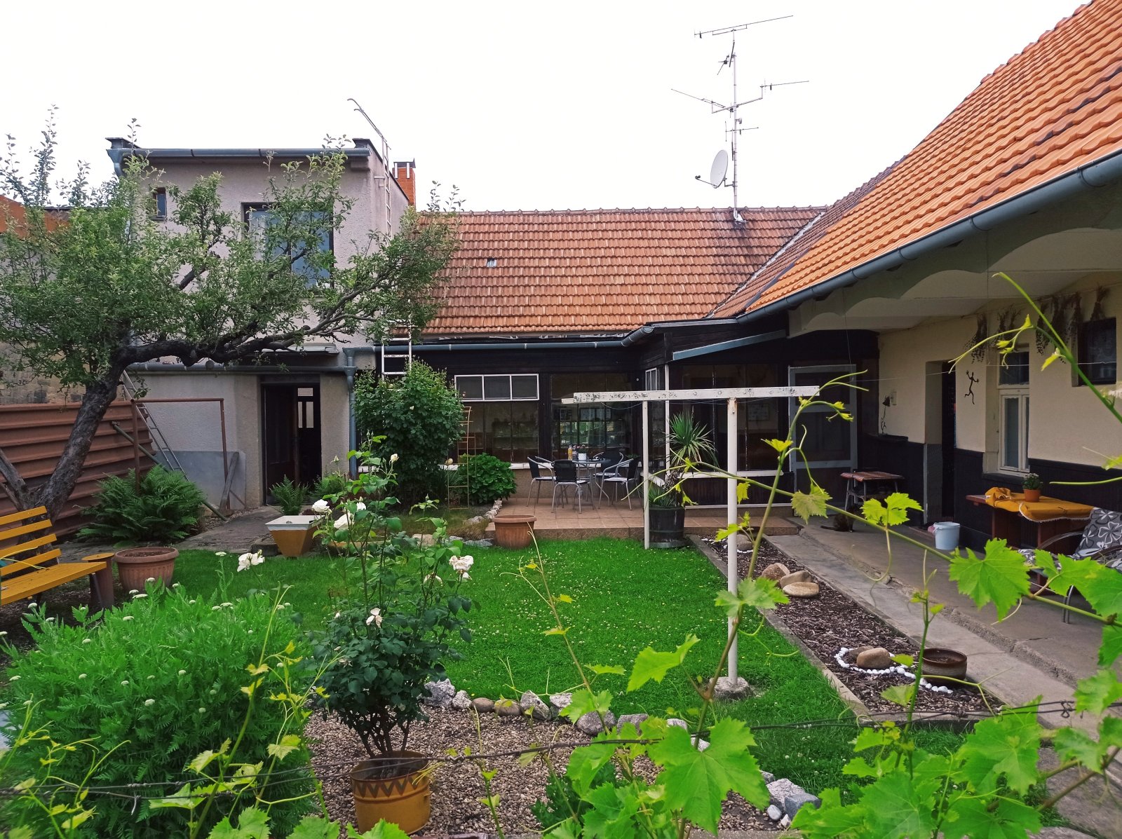 Řadový rodinný dům s garáží, vinným sklepem a rozlehlou zahradou v obci Dobré Pole. - Obrázek 20