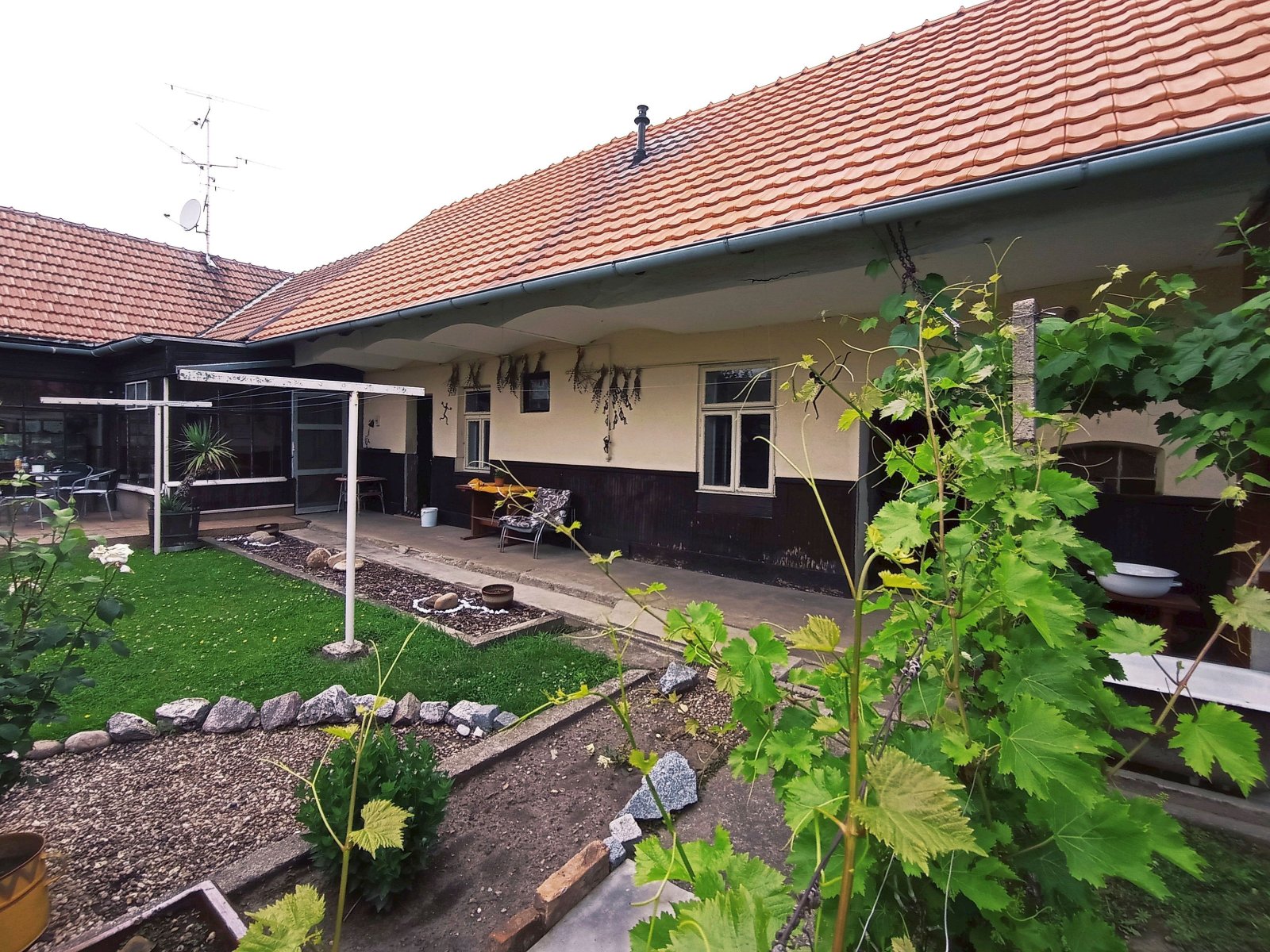 Řadový rodinný dům s garáží, vinným sklepem a rozlehlou zahradou v obci Dobré Pole. - Obrázek 19