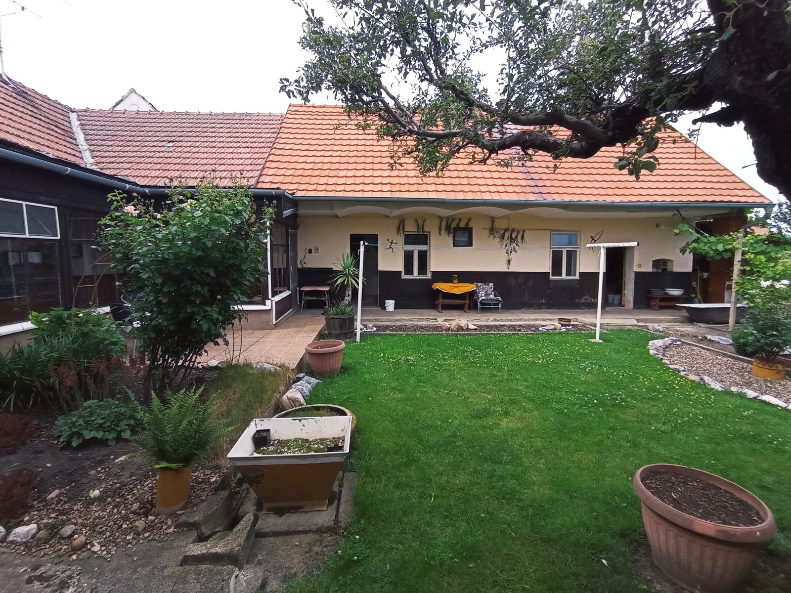 Řadový rodinný dům s garáží, vinným sklepem a rozlehlou zahradou v obci Dobré Pole. - Obrázek 18