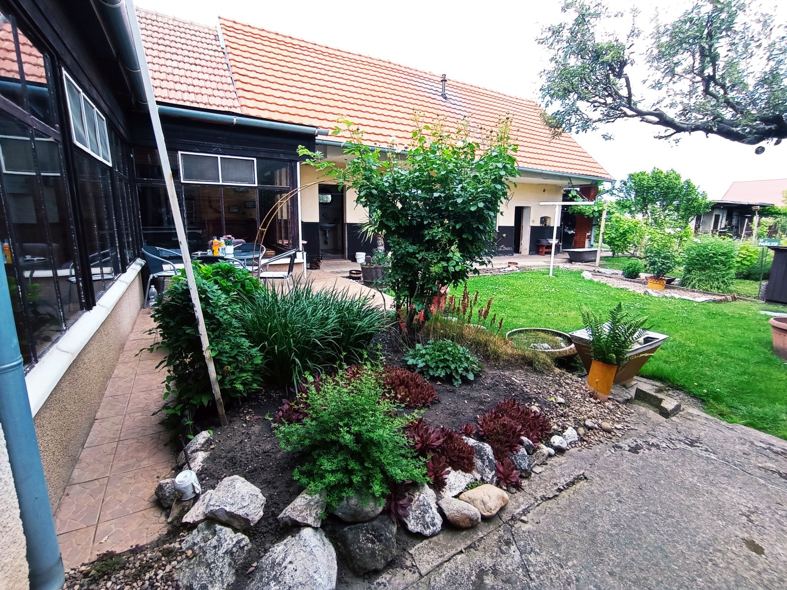 Řadový rodinný dům s garáží, vinným sklepem a rozlehlou zahradou v obci Dobré Pole. - Obrázek 16