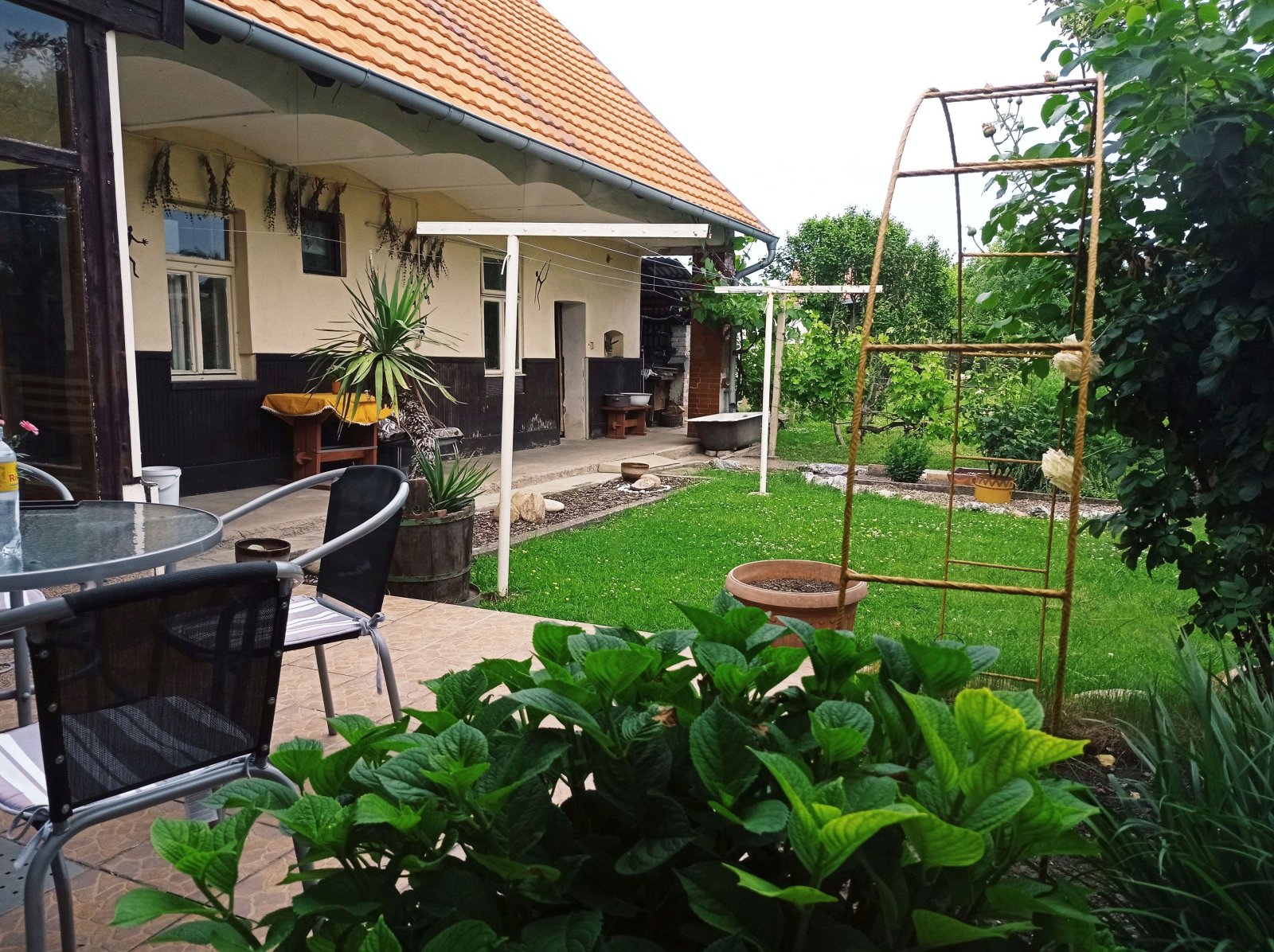 Řadový rodinný dům s garáží, vinným sklepem a rozlehlou zahradou v obci Dobré Pole. - Obrázek 15