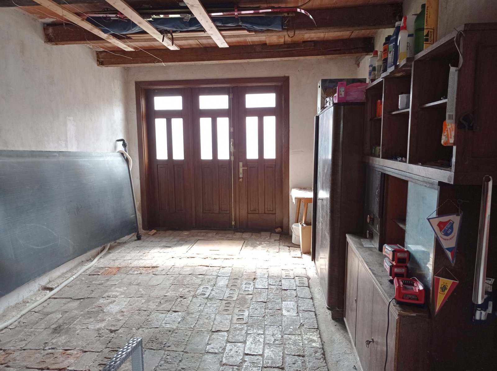 Řadový rodinný dům s garáží, vinným sklepem a rozlehlou zahradou v obci Dobré Pole. - Obrázek 17