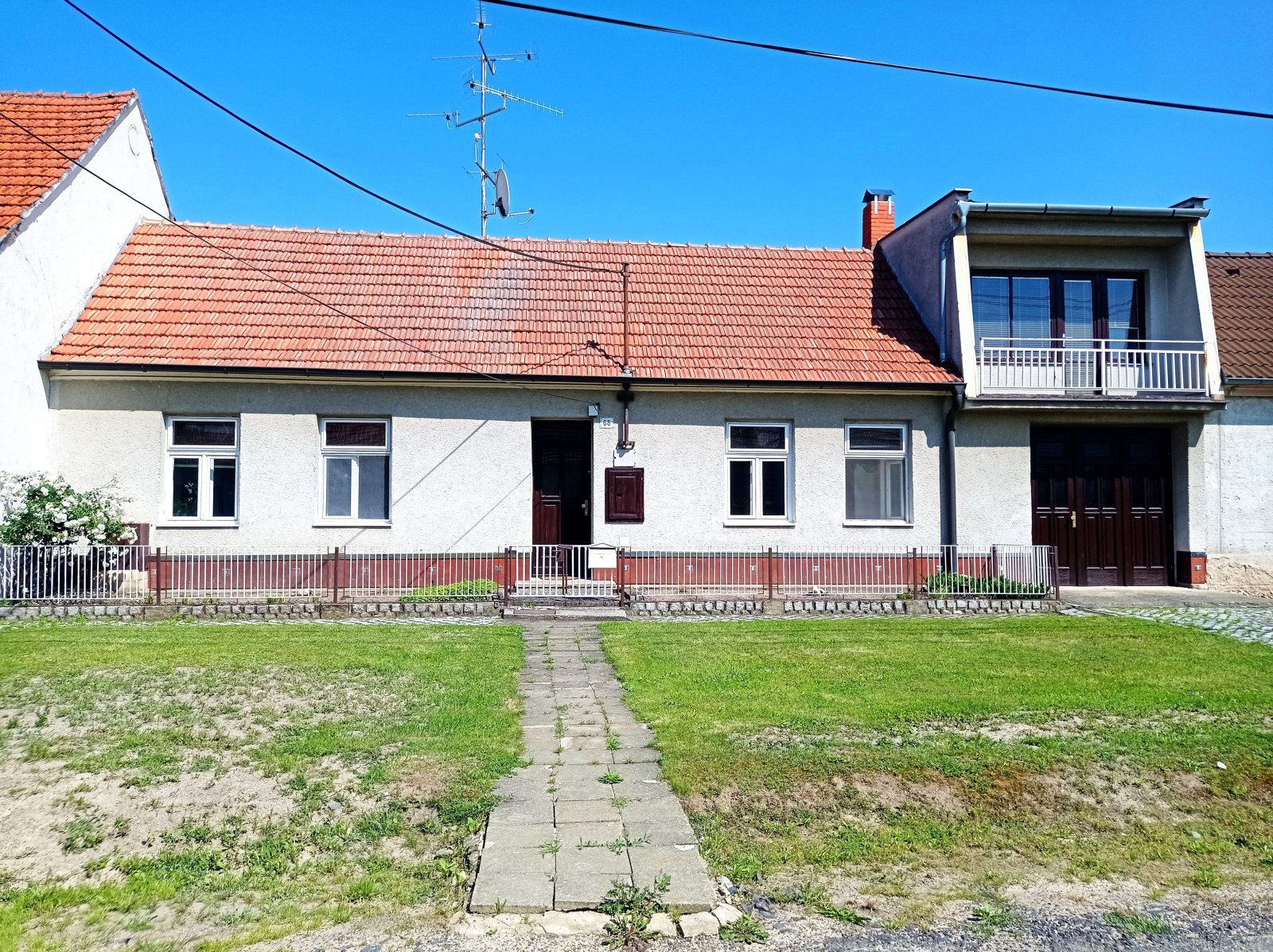 Řadový rodinný dům s garáží, vinným sklepem a rozlehlou zahradou v obci Dobré Pole.