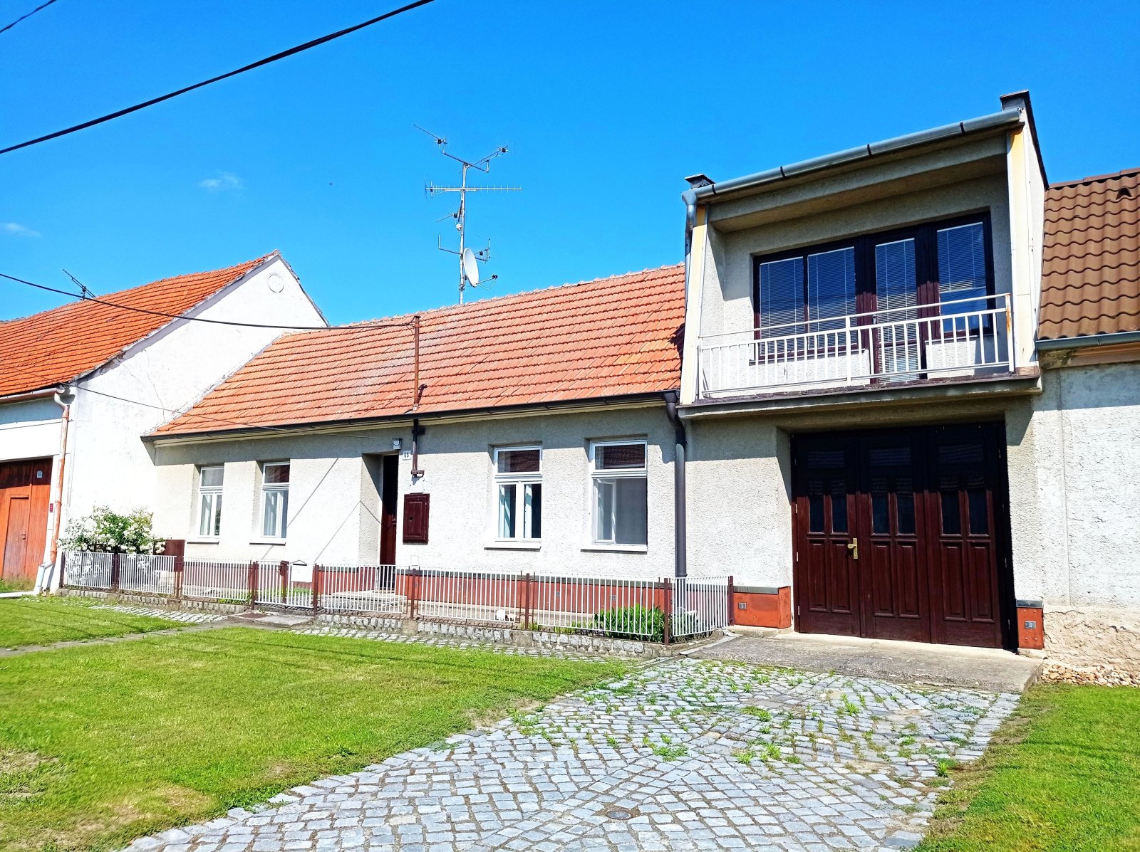 Řadový rodinný dům s garáží, vinným sklepem a rozlehlou zahradou v obci Dobré Pole. - Obrázek 2