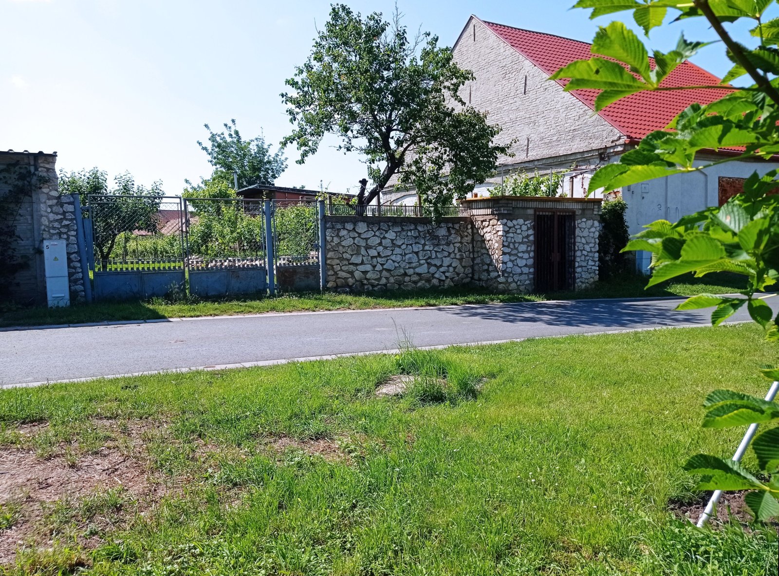 Řadový rodinný dům s garáží, vinným sklepem a rozlehlou zahradou v obci Dobré Pole. - Obrázek 27