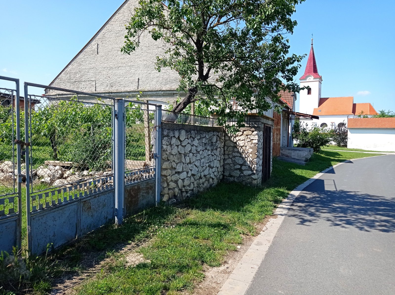Řadový rodinný dům s garáží, vinným sklepem a rozlehlou zahradou v obci Dobré Pole. - Obrázek 28
